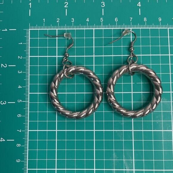 Round Silver Tone Rope Design Dangle Drop Pierced Earrings - Picture 4 of 4
